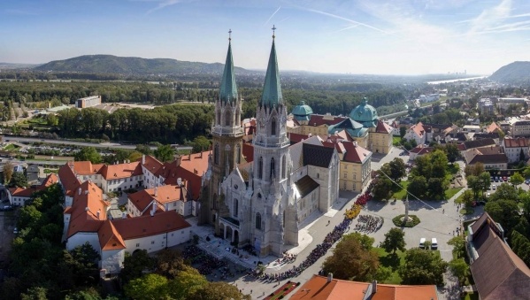 Kreuzenstein vára és a Klosterneuburgi Apátság