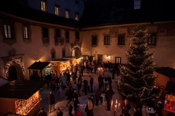 Advent Schallaburgban és St. Pöltenben