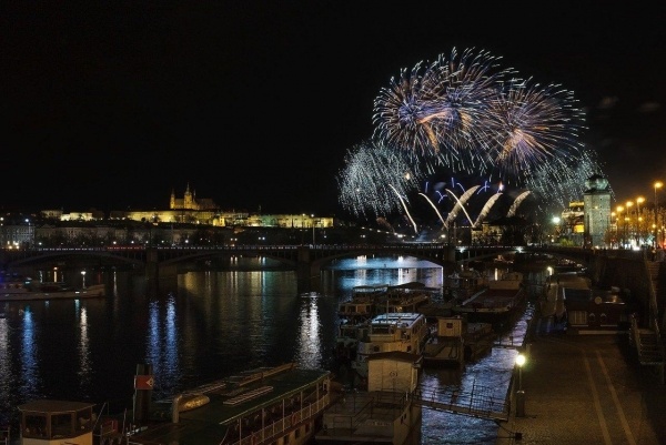 ARANY PRÁGA SZILVESZTERKOR - Pozsony, Brno, Telc, Cesky Sternberk vára és Karlovy Vary ***