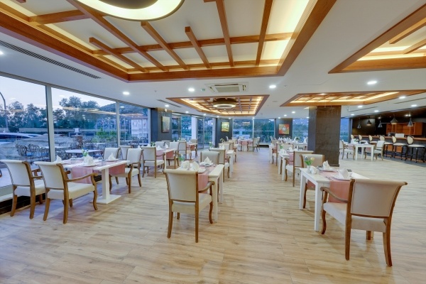 RAMADA HOTEL & SUITES KUSADASI ****